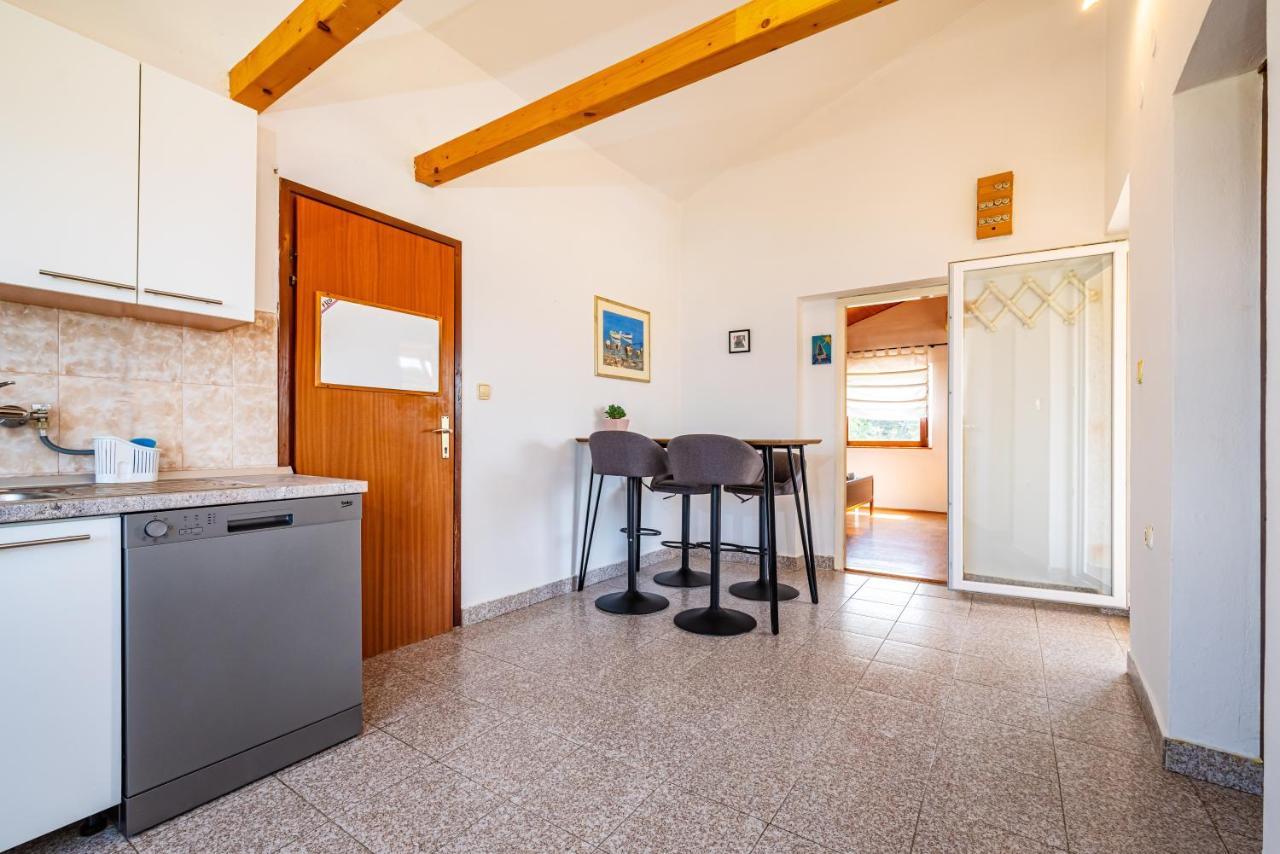 Apartment Sea And Mountain With Pool Novigrad  Bilik gambar